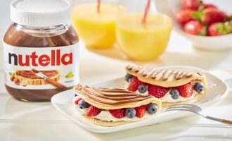 Nutella_pancakes_whippedcream_fruits